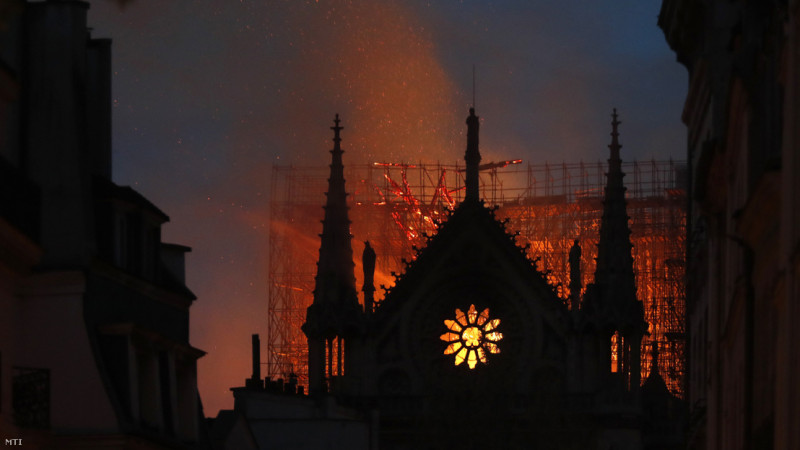 A Notre-Dame emlékére