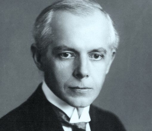 Március